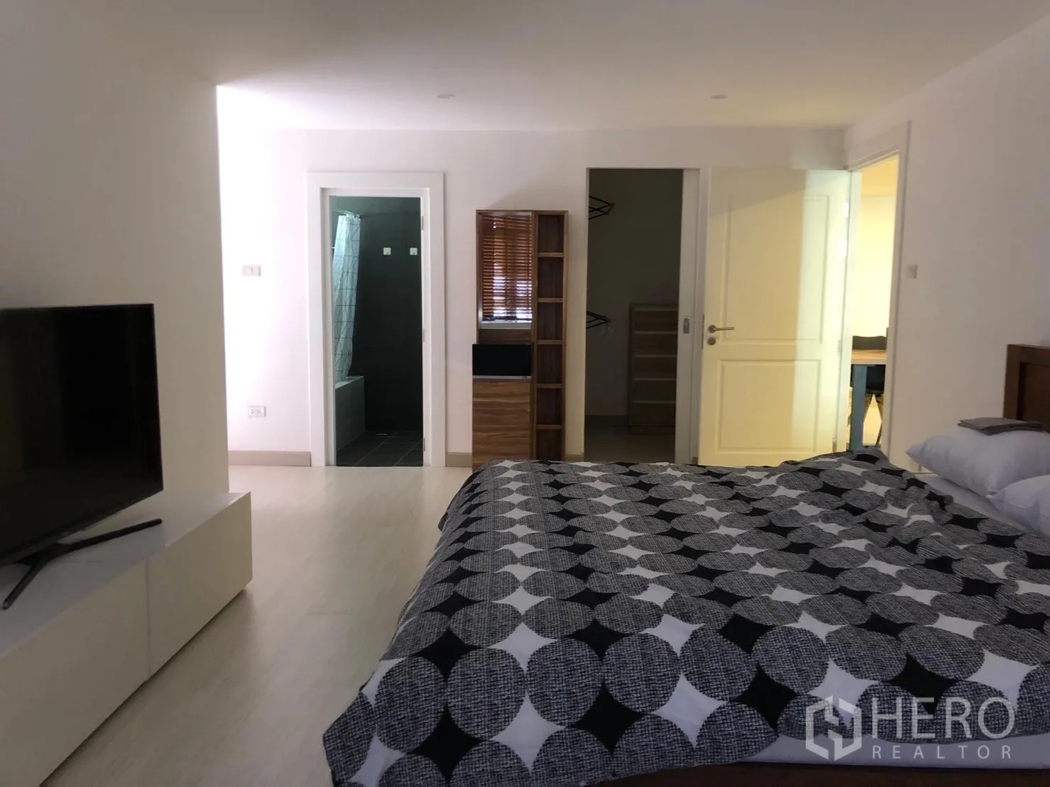 คอนโด ให้เช่าในWatthana, Bangkok - ห้องนอนขนาดใหญ่ มีทีวี ตู้เก็บของ และทางเข้าสู่ห้องน้ำในตัว