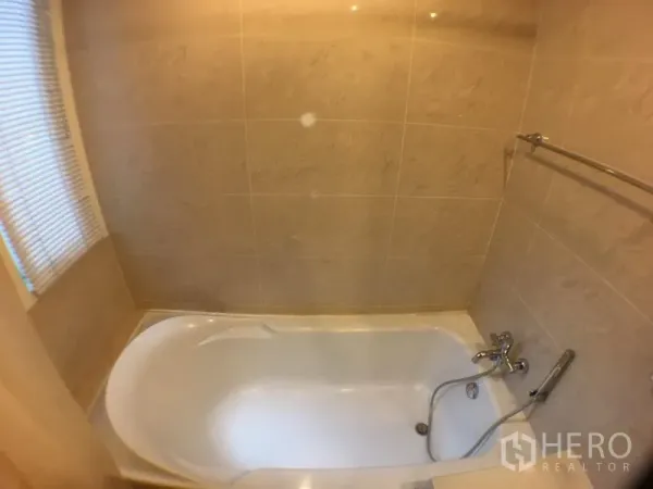 คอนโด ให้เช่าในKhlong Toei, Bangkok - ห้องน้ำปูกระเบื้องพร้อมอ่างอาบน้ำขนาดเต็มและมู่ลี่หน้าต่าง