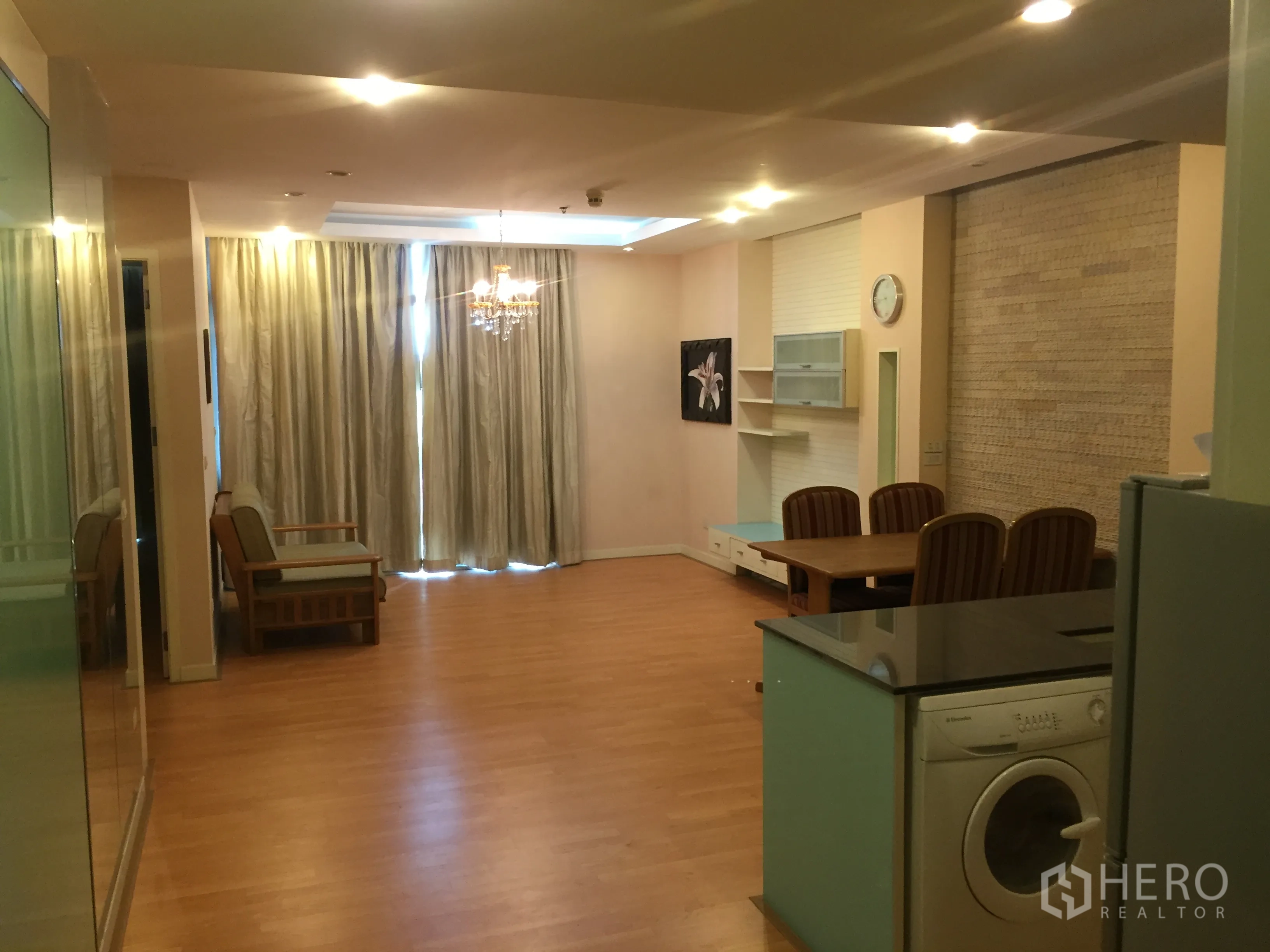 คอนโด ให้เช่าในSathon, Bangkok - พื้นที่นั่งเล่นและรับประทานอาหารแบบโอเพ่น พร้อมโคมแชนเดอเลียร์ ผ้าม่านสูง และเครื่องซักผ้าในห้อง