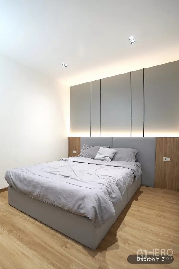 ทาวน์เฮาส์ ให้เช่าในHuai Khwang, Bangkok - ห้องนอนเตียงสีเทาพร้อมผนังไลท์ซ่อน