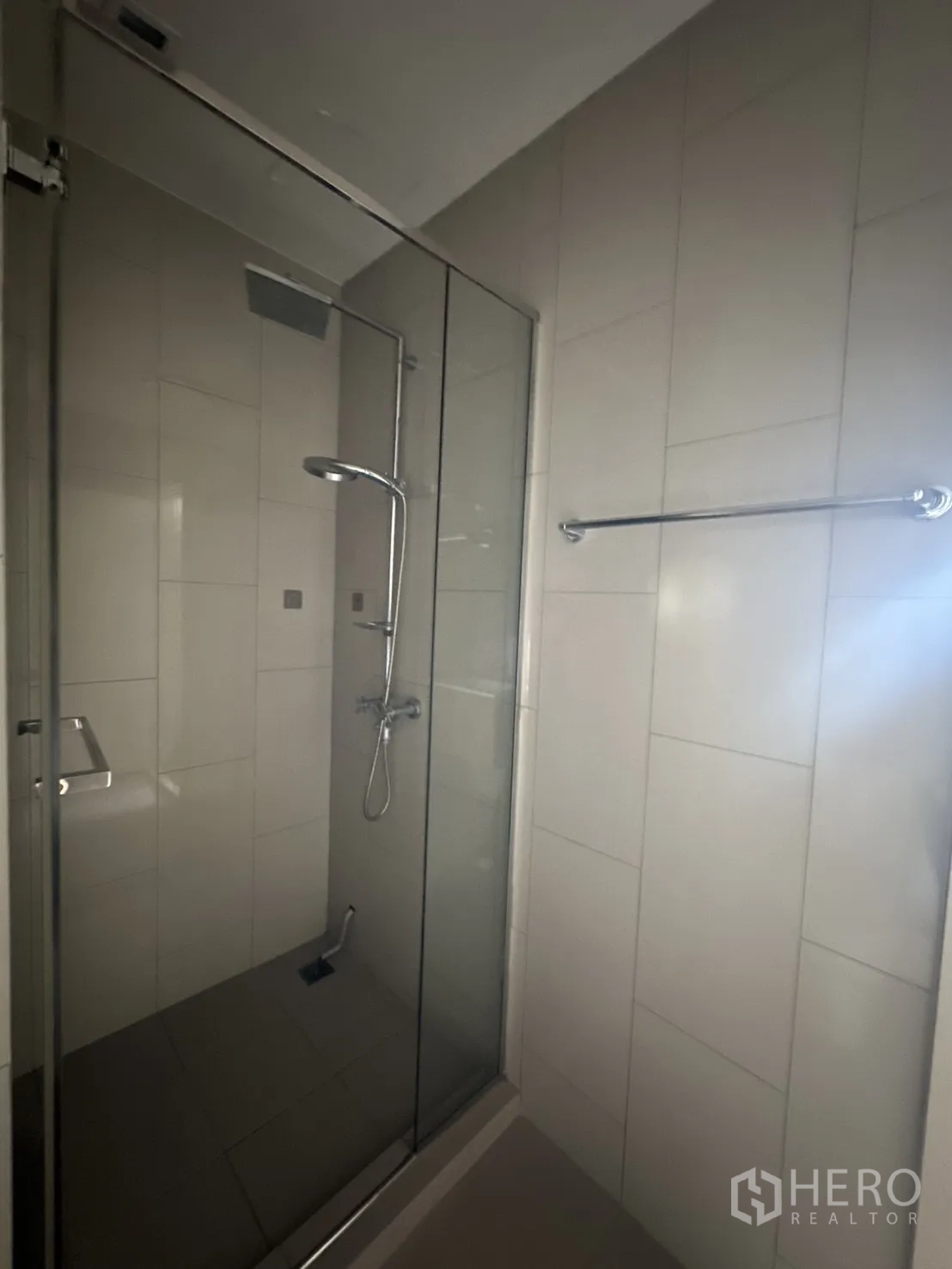คอนโด for rent in Watthana, Bangkok - ห้องน้ำปูกระเบื้องพร้อมตู้ Shower กระจกและหัวฝักบัวแบบเรนชาวเวอร์
