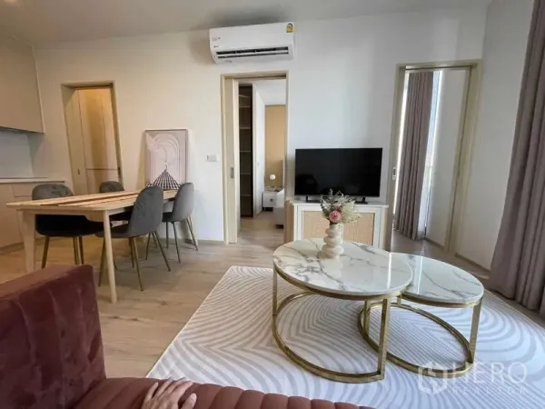 คอนโด ให้เช่าในWatthana, Bangkok - พื้นที่นั่งเล่นอบอุ่น โต๊ะกลางหินอ่อนทรงกลมแบบซ้อน ตู้ทีวี และทางออกสู่ระเบียง