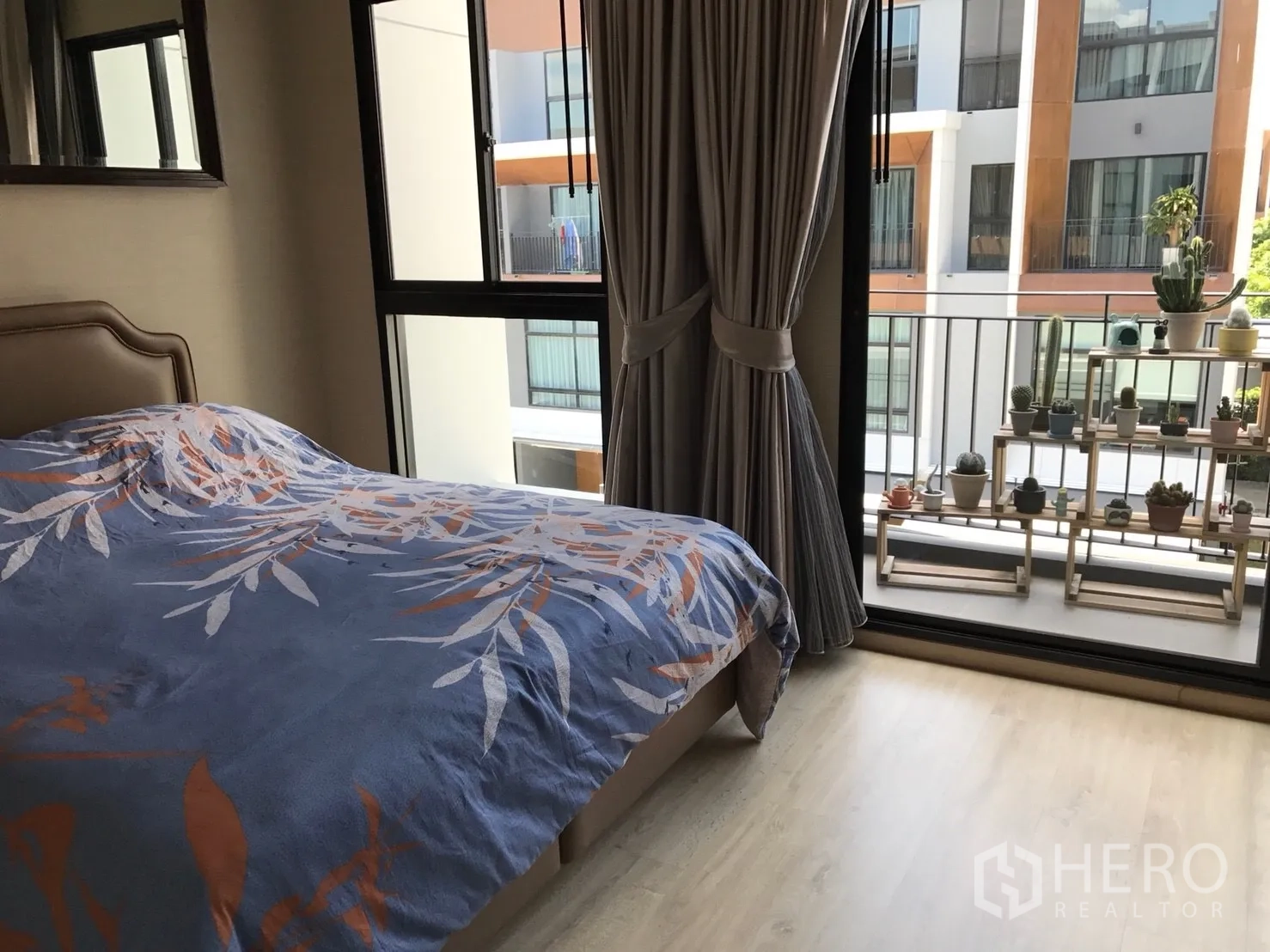 ทาวน์เฮาส์ ขายในSuan Luang, Bangkok - ห้องนอนติดระเบียง มุมวางต้นไม้และผ้าม่านทึบแสง