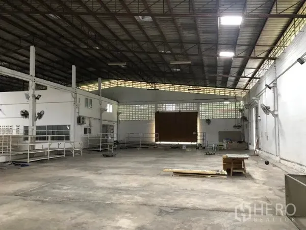 คลังสินค้า ให้เช่าในBang Kapi, Bangkok - พื้นโถงกว้างไร้เสากลาง มองไปยังประตูบานเลื่อนขนาดใหญ่ภายในโกดัง