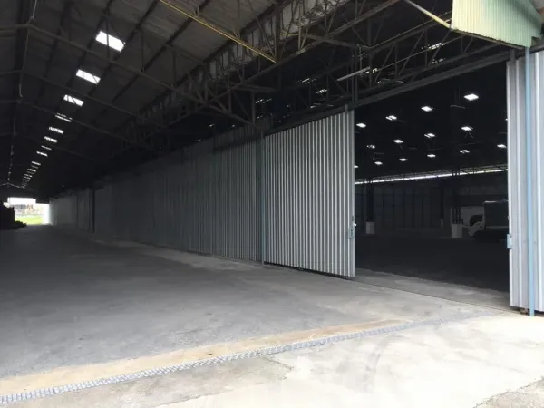 货栈 出租在Mueang Pathum Thani, Pathum Thani - 大型金属推拉门与有顶装卸区，卡车可直接进出仓库