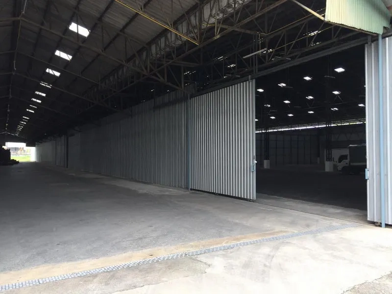 货栈 出租在Mueang Pathum Thani, Pathum Thani - 大型金属推拉门与有顶装卸区，卡车可直接进出仓库