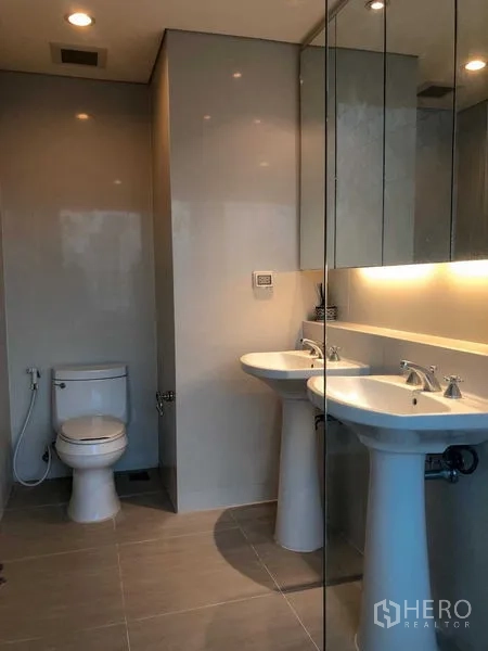 คอนโด ให้เช่า - ห้องน้ำมีอ่างล้างหน้าแบบคู่ กระจกบานใหญ่และแสงไฟนุ่มนวล
