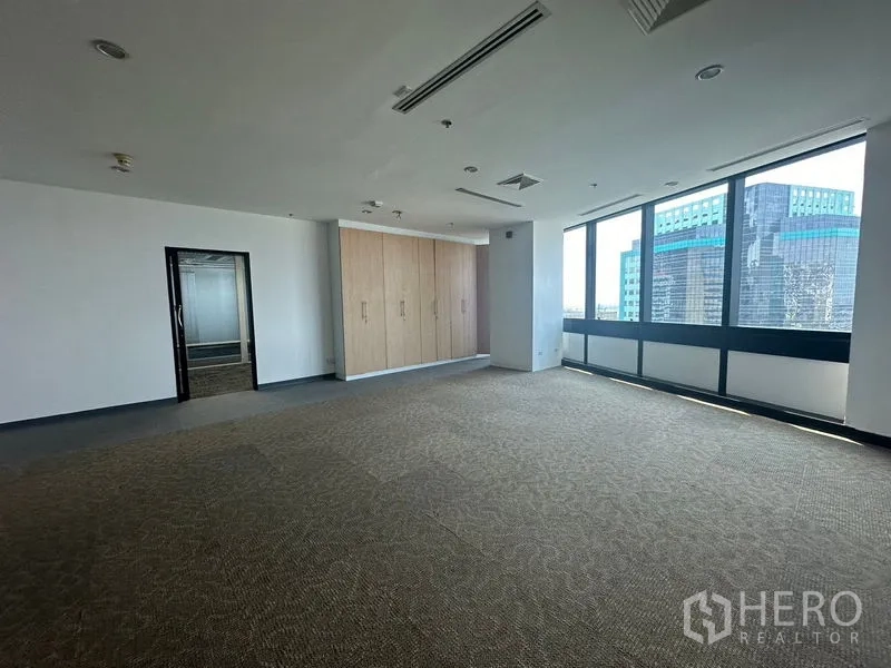 办公空间 出租在Khlong Toei, Bangkok - 大主管室，内置衣柜与朝城窗景。