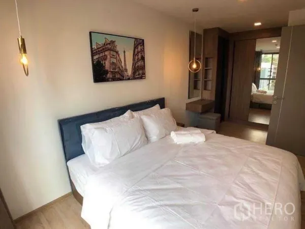 คอนโด ให้เช่าในWatthana, Bangkok - ห้องนอนสว่าง เตียงขนาดใหญ่ ไฟแขวน ตู้เสื้อผ้าบิลท์อิน และโต๊ะเครื่องแป้ง