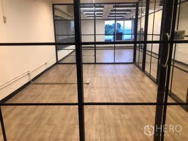 สำนักงาน ให้เช่าในKhlong Toei, Bangkok - ห้องประชุมกระจกพร้อมประตูและพื้นลายไม้ ในสำนักงานสมัยใหม่กรอบเหล็กสีดำ
