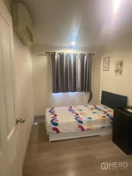 คอนโด ขายในPhra Khanong, Bangkok - ห้องนอนขนาดกะทัดรัด เตียงคู่ ม่านทึบ พื้นไม้ และแอร์ผนัง