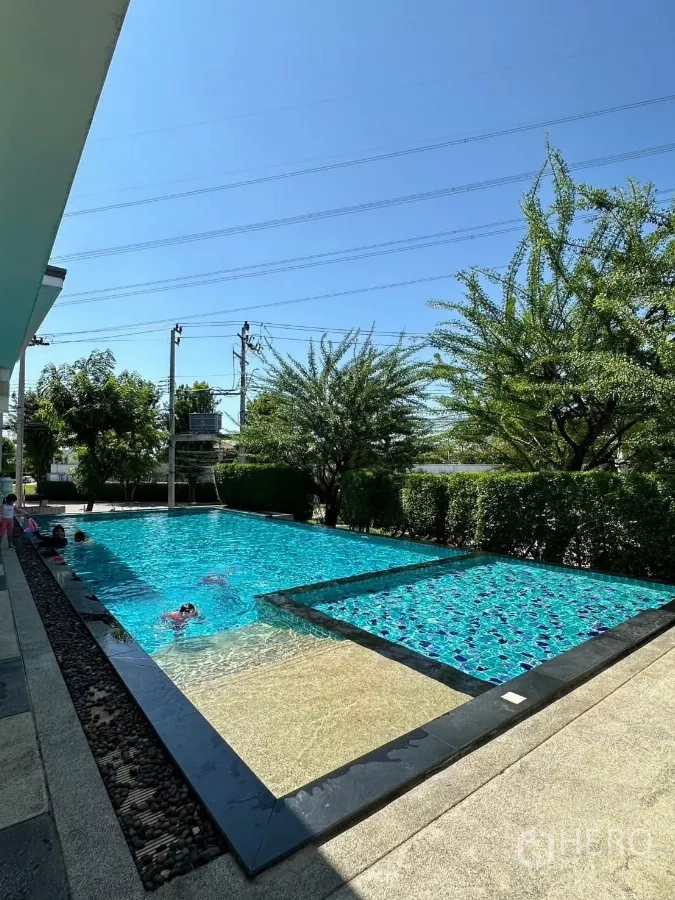 ทาวน์เฮาส์ ให้เช่าในBang Phli, Samut Prakan - สระว่ายน้ำส่วนกลางพร้อมสระเด็กล้อมด้วยต้นไม้ร่มรื่น