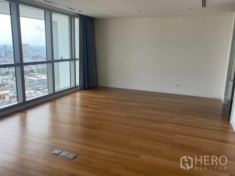 คอนโด ให้เช่าหรือขายในKhlong San, Bangkok - ห้องนอนกว้างพื้นไม้ พร้อมกระจกสูงเต็มผนังเห็นวิวสกายไลน์