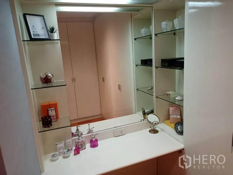 คอนโด ให้เช่าหรือขายในWatthana, Bangkok - โต๊ะเครื่องแป้งบิลท์อินพร้อมกระจกและชั้นวางกระจกสำหรับเก็บของ