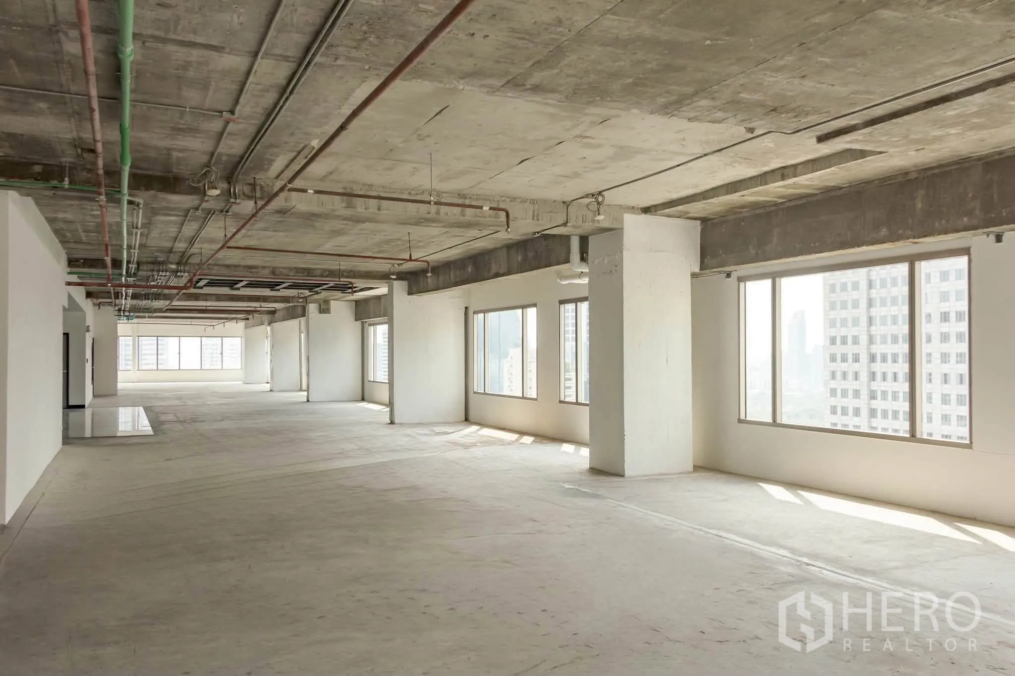 ออฟฟิศ for rent in Watthana, Bangkok - พื้นที่ทำงานแบบเปิดทรงสี่เหลี่ยมยาว มีเสารองรับ และแถบหน้าต่างรับแสงธรรมชาติ