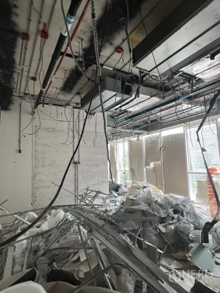 零售空间 出租 - 未完工商铺，悬挂电缆、空调风管与金属龙骨。