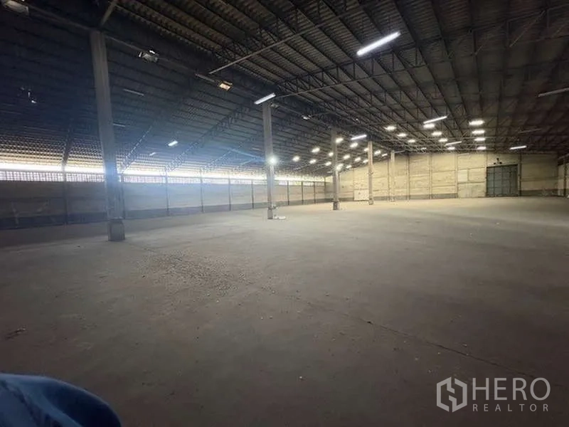 Warehouse for rent - Expansive warehouse area with evenly spaced columns and ventilation block walls.