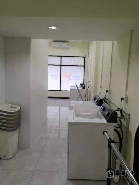 สำนักงานที่บ้าน ให้เช่าในYan Nawa, Bangkok - ห้องอเนกประสงค์สว่าง พื้นกระเบื้อง มีเครื่องปรับอากาศและเครื่องซักผ้าเรียงตามผนัง