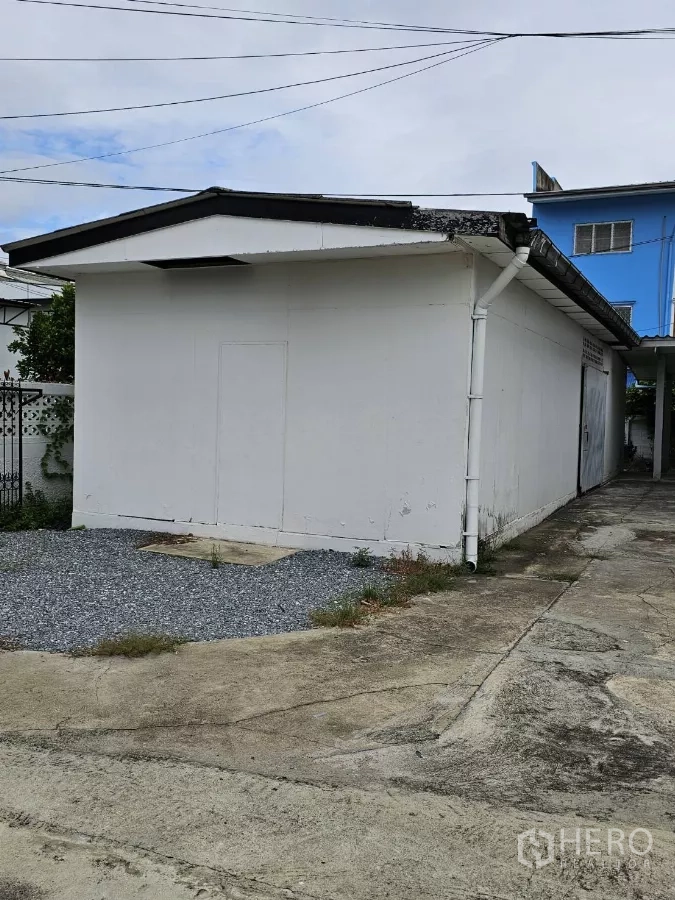 บ้าน ให้เช่าหรือขายในLat Phrao, Bangkok - อาคารหลังเล็กชั้นเดียวแยกต่างหาก พร้อมพื้นคอนกรีตและโรยหิน