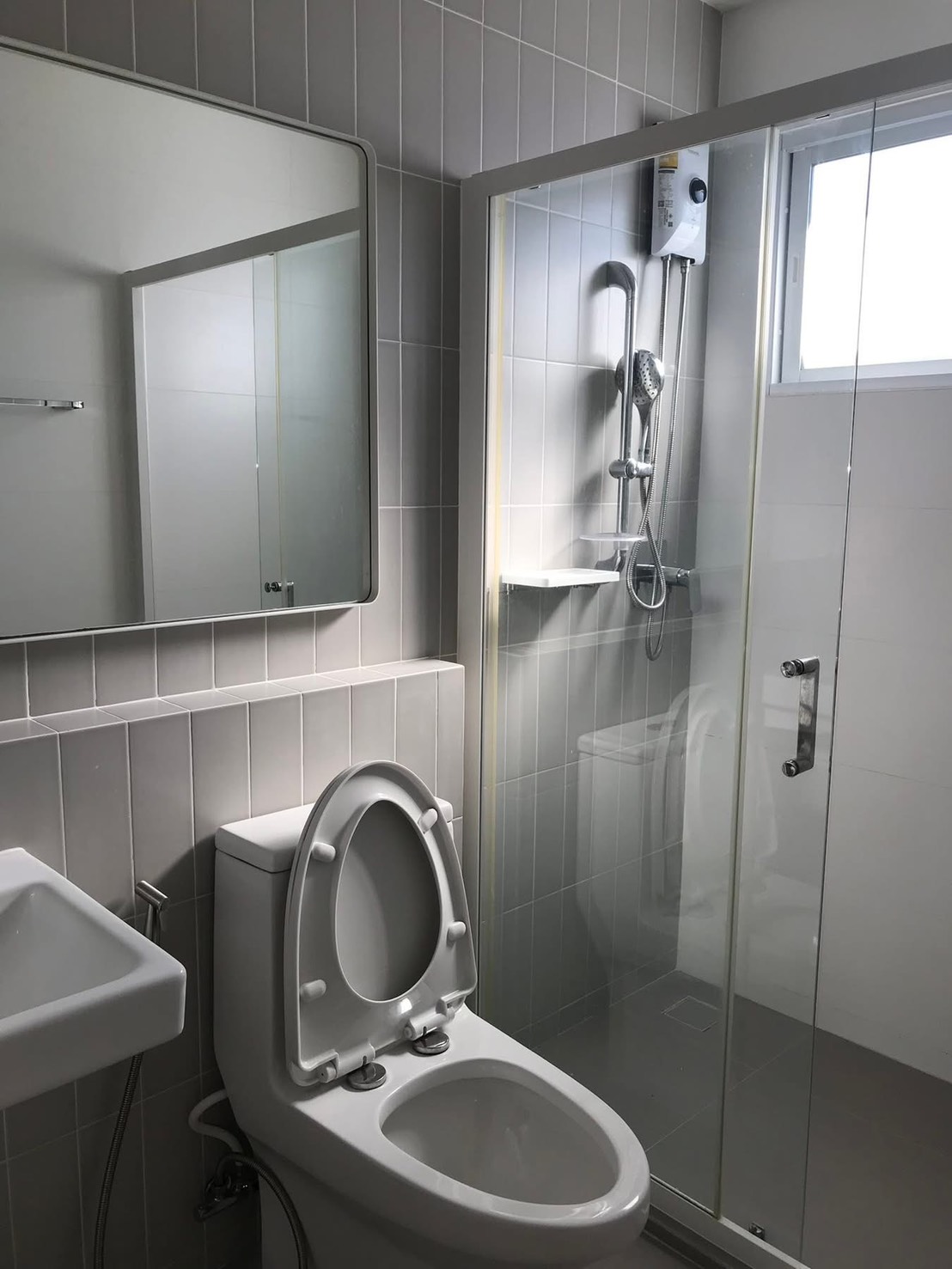 联排别墅 for rent in Prawet, Bangkok - 灰色瓷砖浴室，玻璃淋浴间与热水器。