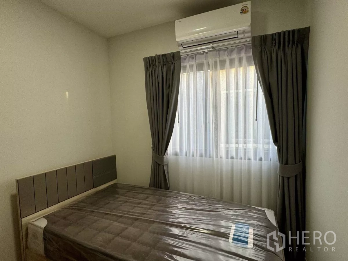 Townhouse for rent in Bang Phli, Samut Prakan - Sunlit bedroom with double bed beneath window and air conditioner