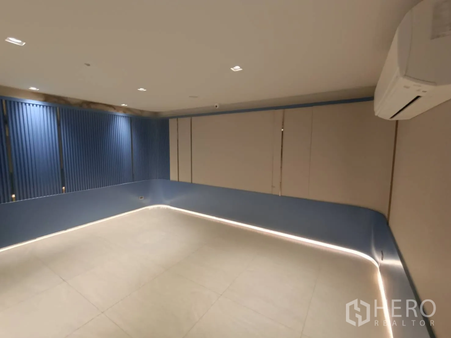 สำนักงานที่บ้าน ให้เช่าหรือขายในPhra Khanong, Bangkok - ห้องประชุม/สตูดิโอ ผนังแผงสีน้ำเงิน ไฟซ่อน และเครื่องปรับอากาศ