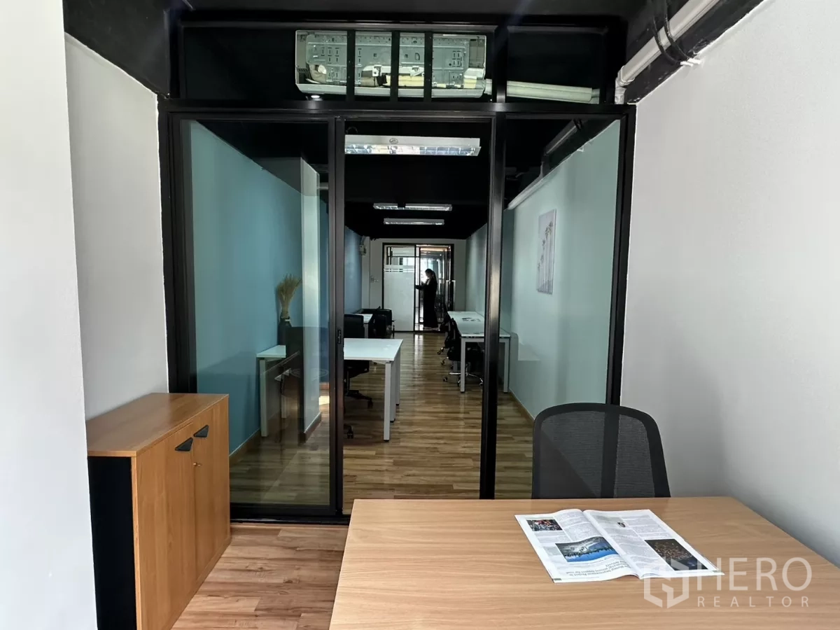 สำนักงาน ให้เช่าในWatthana, Bangkok - ห้องประชุมกั้นกระจกมองเห็นโซนทำงานโอเพ่นสเปซ พื้นไม้ เฟอร์นิเจอร์สำนักงานสมัยใหม่