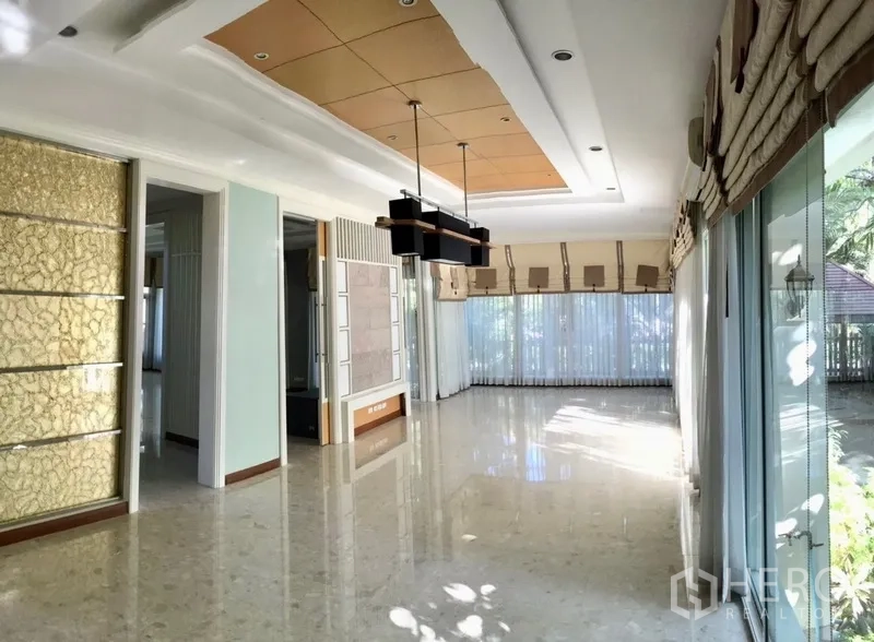 บ้าน ให้เช่าหรือขายในBang Na, Bangkok - ห้องนั่งเล่นโปร่งสว่างพื้นหินอ่อนและกระจกเต็มบาน