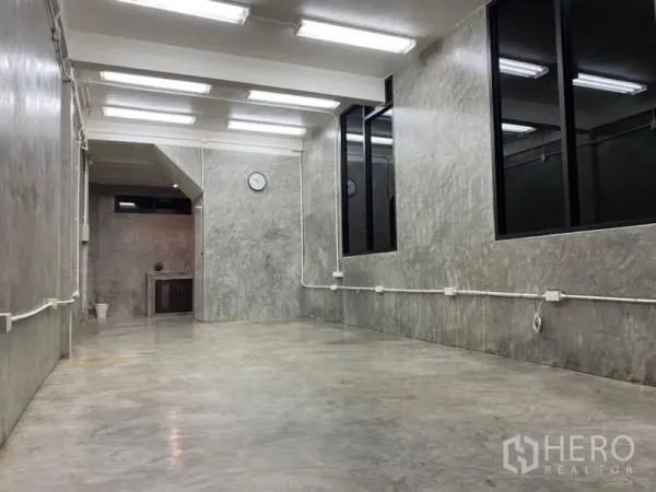 สำนักงานที่บ้าน ให้เช่าในBang Rak, Bangkok - ห้องทำงานแบบเปิดยาว ติดไฟฟลูออเรสเซนต์และหน้าต่างภายใน