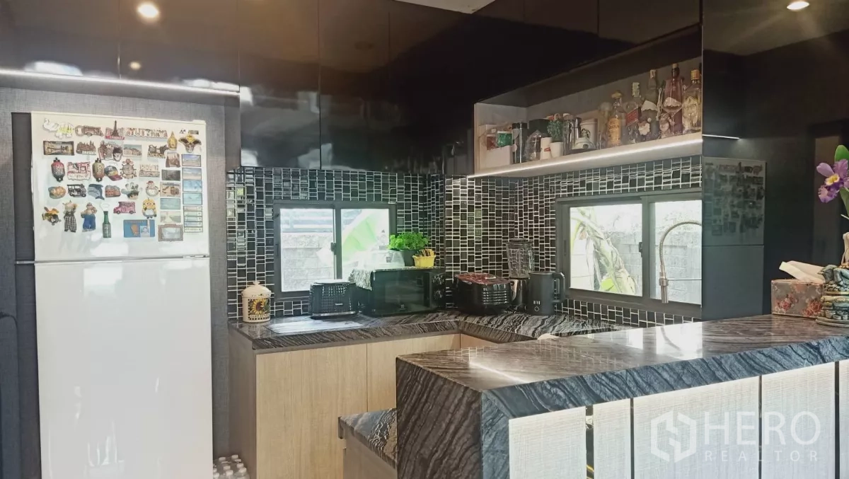 บ้าน ให้เช่าหรือขายในKhan Na Yao, Bangkok - ครัวรูปตัวยู กระเบื้องโมเสก เคาน์เตอร์ลายหินอ่อน และหน้าต่างสองด้าน