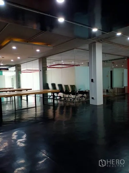 办公空间 出租在Khlong Toei, Bangkok - 办公室角度展示，会议椅、玻璃墙与亮黑地坪。