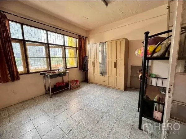 店屋 出售在Watthana, Bangkok - 采光充足的楼上房间，大窗、瓷砖地面与木质衣柜。