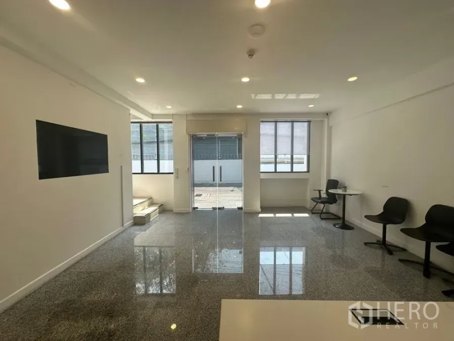 สำนักงานที่บ้าน ให้เช่าในBang Na, Bangkok - โถงต้อนรับพื้นเงา ตำแหน่งทีวี และประตูกระจกคู่