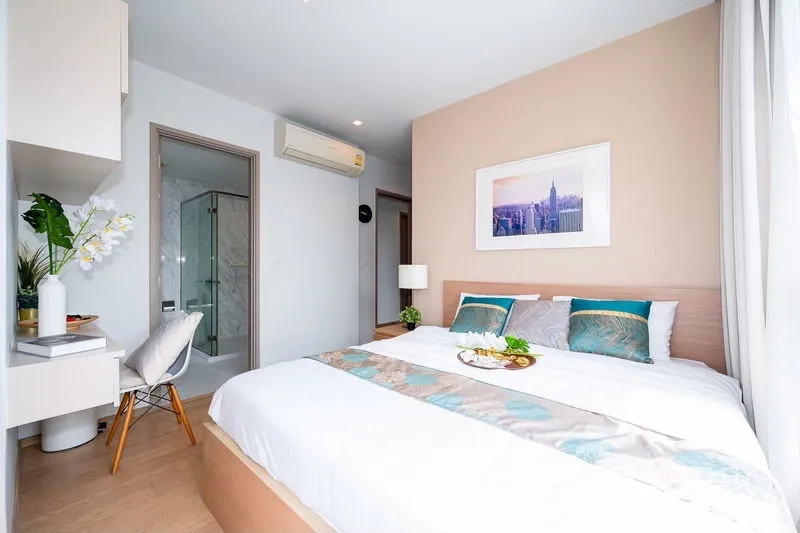 公寓 出租在Watthana, Bangkok - 卧室可直达套卫，墙挂空调清晰可见。