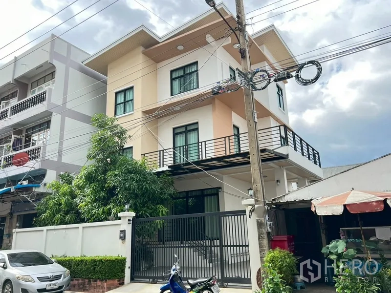 บ้าน ขายในPhra Khanong, Bangkok - บ้านเดี่ยว 3 ชั้นพร้อมระเบียง ประตูรั้วและทางรถเข้าที่พระโขนง
