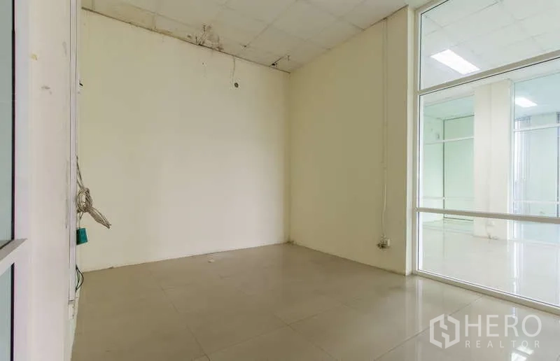 办公空间 出租或出售在Huai Khwang, Bangkok - 内部小房间，白色墙面与全高玻璃隔断。