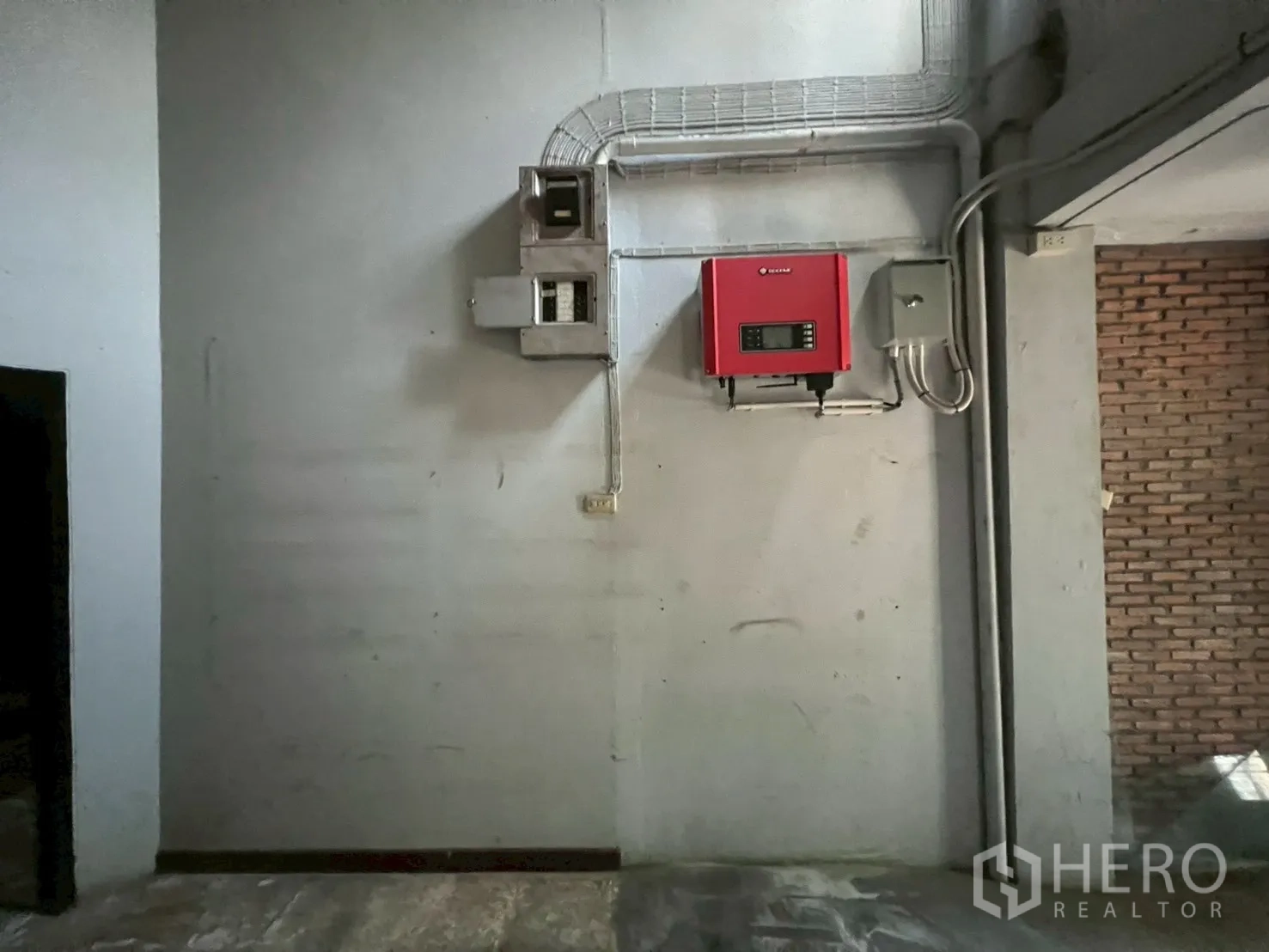 店屋 出租在Phra Khanong, Bangkok - 墙面安装电气控制器与线槽。