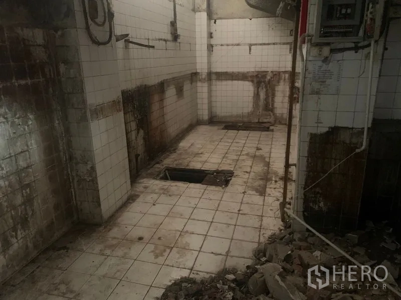 อาคารพาณิชย์ ให้เช่าในWatthana, Bangkok - โซนครัวที่รื้อแล้ว ปูกระเบื้องสีขาว มีท่อและท่อน้ำทิ้ง