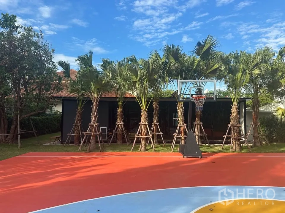 ที่ดิน for rent in Watthana, Bangkok - ที่ดินย่านสุขุมวิทพร้อมสวนและต้นปาล์ม มีสนามบาสกลางแจ้งพื้นสีสันสดใส ใต้ท้องฟ้าสดใส