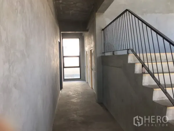 สำนักงานที่บ้าน ให้เช่าในLat Krabang, Bangkok - โถงทางเดินสไตล์ลอฟท์ ผนังคอนกรีตเปลือย พร้อมบันไดราวเหล็กภายในอาคาร