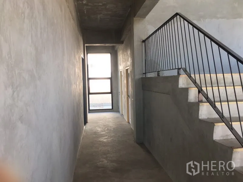 สำนักงานที่บ้าน ให้เช่าในLat Krabang, Bangkok - โถงทางเดินสไตล์ลอฟท์ ผนังคอนกรีตเปลือย พร้อมบันไดราวเหล็กภายในอาคาร