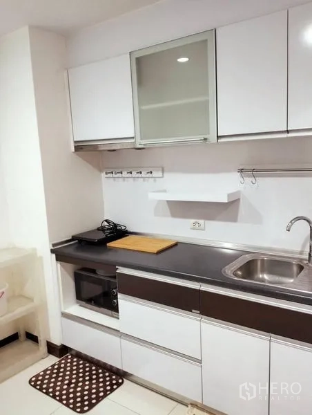 公寓 出售在Yan Nawa, Bangkok - 白色一字型橱柜厨房，水槽、上柜与微波炉
