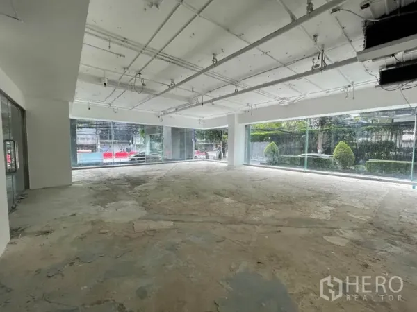 พื้นที่ขายปลีก ให้เช่าในWatthana, Bangkok - ยูนิตมุมแบบเปิดโล่ง หน้ากระจกโค้งรอบ รับแสงธรรมชาติเต็มที่