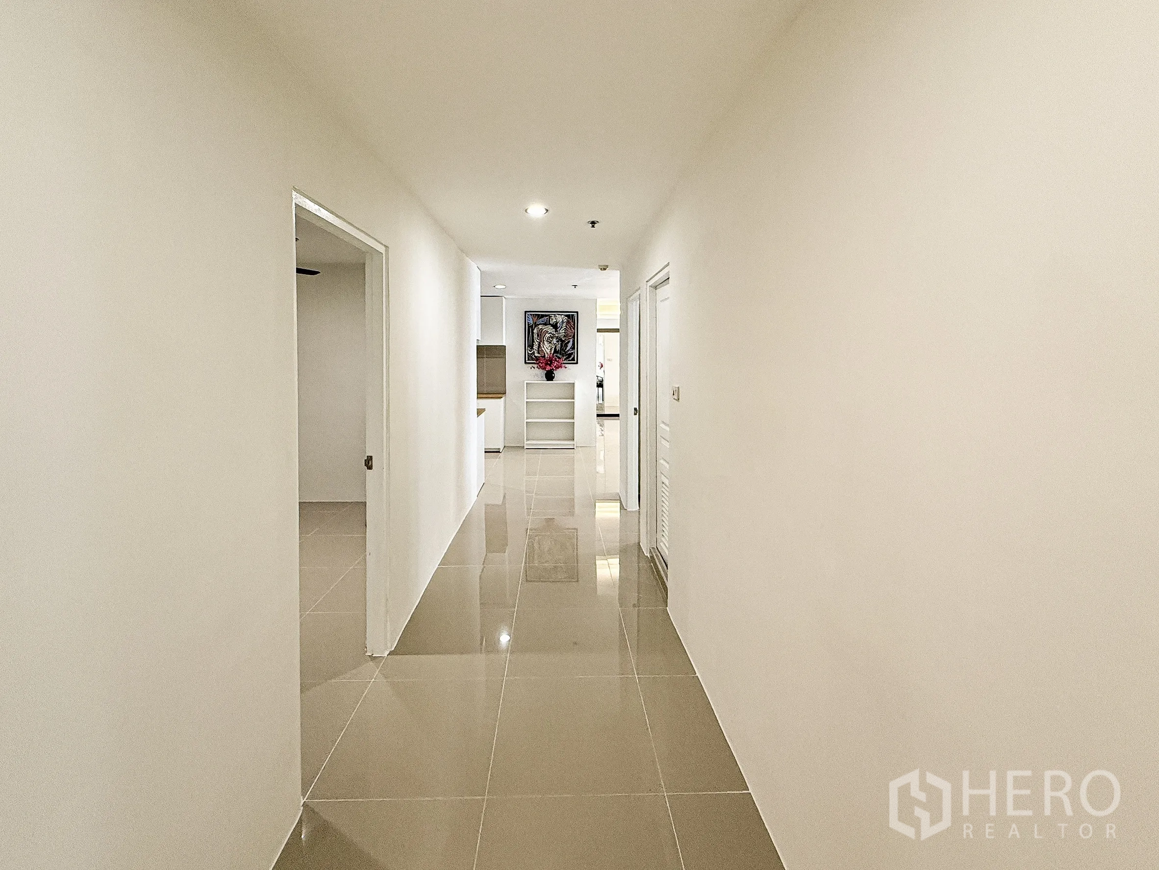 公寓 出租在Khlong Toei, Bangkok - 宽敞走廊，亮面地砖通向开放式起居区。