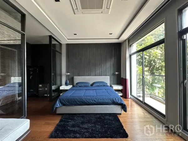 บ้าน ให้เช่าในPhra Khanong, Bangkok - ห้องนอนมาสเตอร์กว้าง มีหน้าต่างเต็มบานและระเบียงมองเห็นต้นไม้