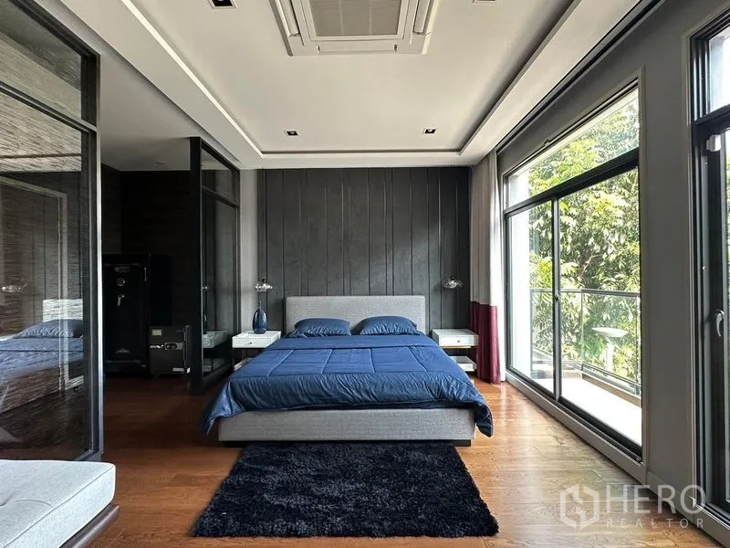 บ้าน ให้เช่าในPhra Khanong, Bangkok - ห้องนอนมาสเตอร์กว้าง มีหน้าต่างเต็มบานและระเบียงมองเห็นต้นไม้