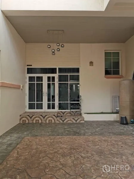 สำนักงานที่บ้าน ให้เช่าในChatuchak, Bangkok - เฉลียงหน้าบ้านแบบมีชายคา พื้นปูนพิมพ์ลาย และประตูกระจกบานเลื่อน