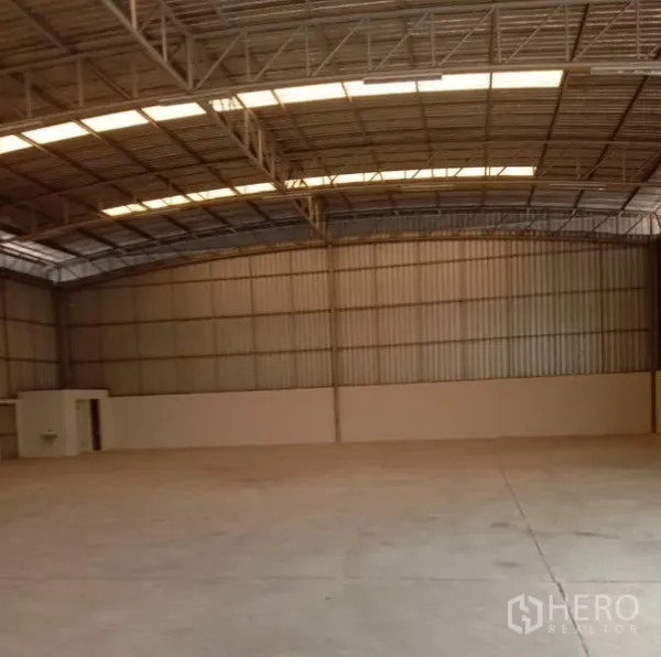 货栈 出租在Lat Krabang, Bangkok - 无柱通透仓储空间，金属板墙体，带小型功能间与开阔作业地面。