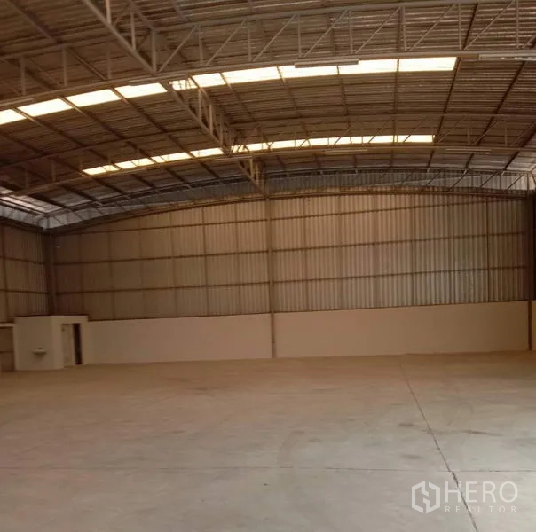 货栈 出租在Lat Krabang, Bangkok - 无柱通透仓储空间，金属板墙体，带小型功能间与开阔作业地面。