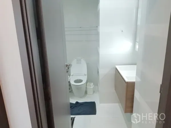 คอนโด ให้เช่าในKhlong Toei, Bangkok - ห้องน้ำสว่างสะอาด ปูกระเบื้องสีขาว พร้อมโถสุขภัณฑ์และอ่างล้างหน้า